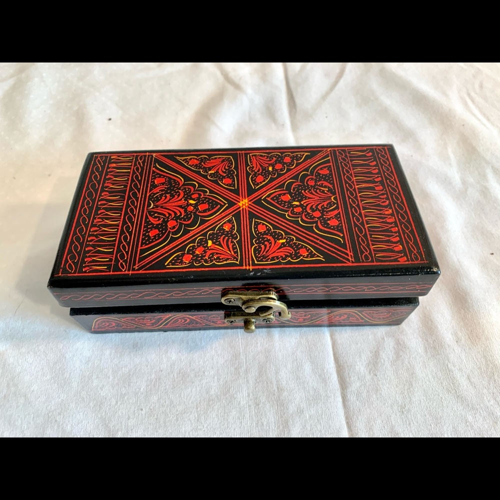 VINTAGE PAINTED LACQUER TRINKET BOX
